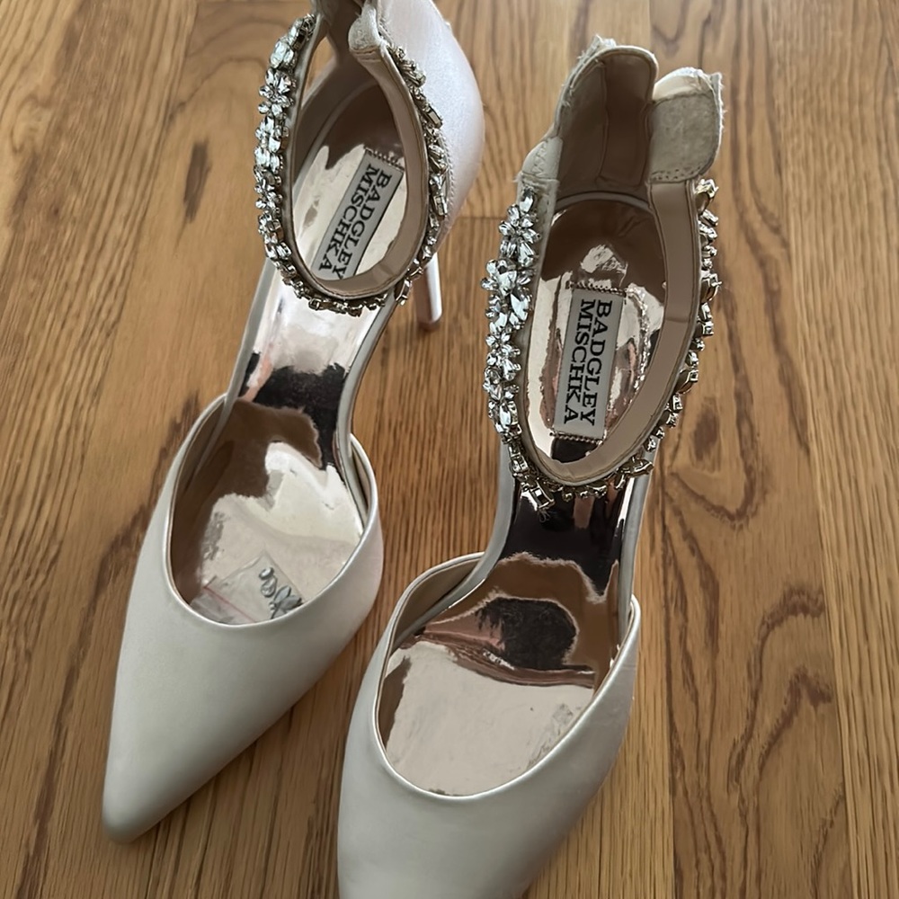 Bagdley Mischka Jewel Heels. Cream colored Satin. Size 10.